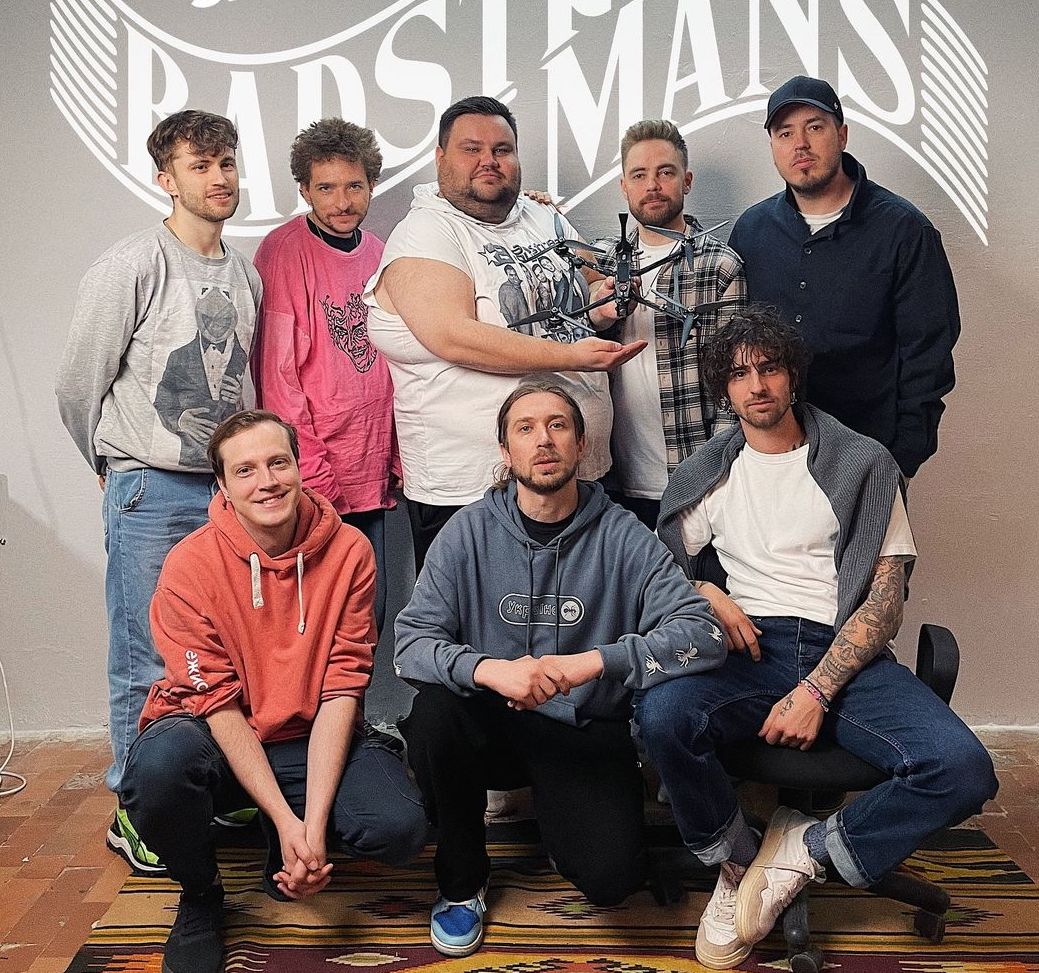 Ющенко виконав культовий хіт Елтона Джона заради збору донатів (відео)